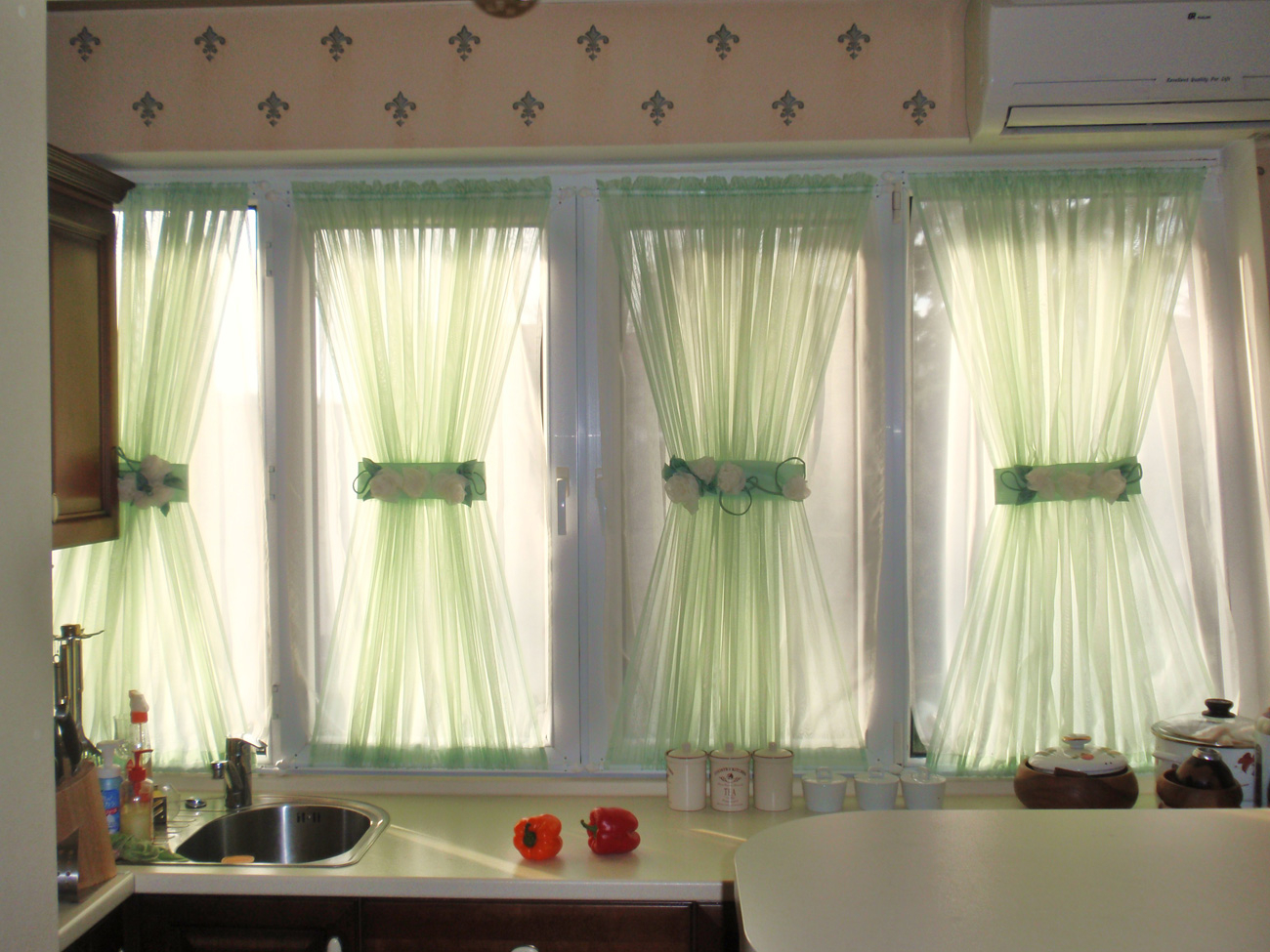 Для каких комнат подходят оригинальные витражные шторы, особенности и правила выбора необычной модели